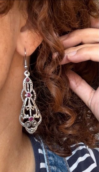 Pendientes artesanales estilo Art Déco plateados.