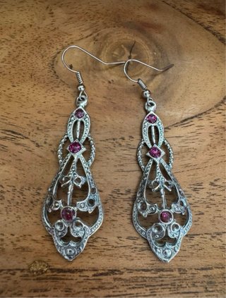 Pendientes artesanales estilo Art Déco plateados.