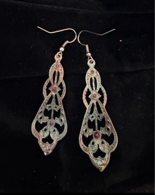 Pendientes artesanales estilo Art Déco plateados.