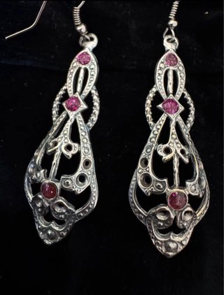 Pendientes artesanales estilo Art Déco plateados.