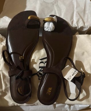 Sandalias Zara Marrón Tostado con Detalle Dorado