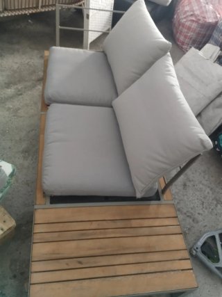 Divano e tavolino in vimini per esterni
