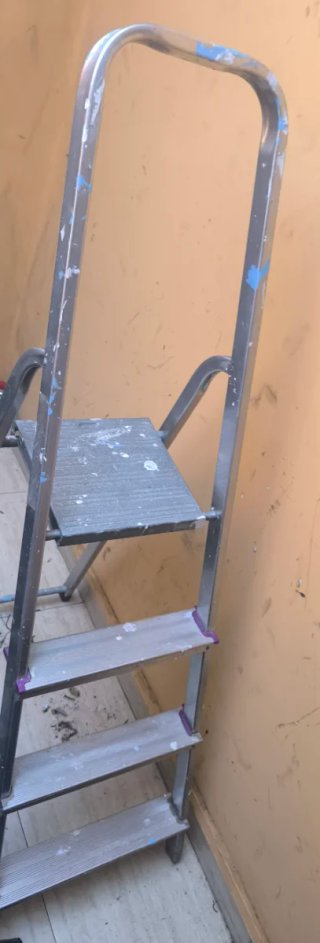 Escalera plegable aluminio 4 peldaños