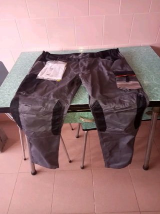 Pantaloni da lavoro grigi e neri