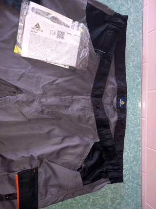 Pantaloni da lavoro grigi e neri