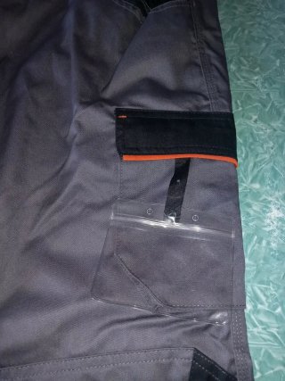 Pantaloni da lavoro grigi e neri