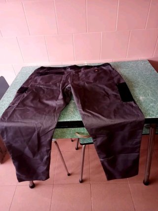 Pantaloni da lavoro grigi e neri