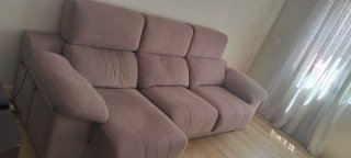 Sofá de tela beige y gris