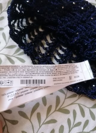 Gorro azul con adornos plateados