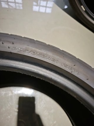 255/35 R21