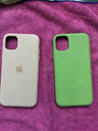 iPhone 11 Viola con custodie e protezioni