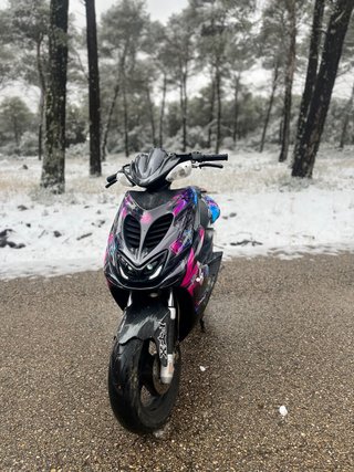 Yamaha Aerox 49cc Negra y Rosa