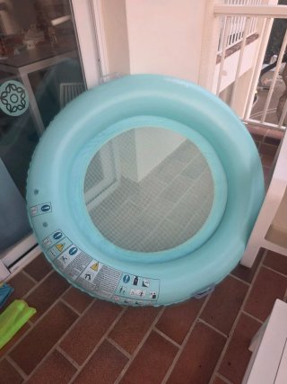 Silla de playa azul y sombrillas