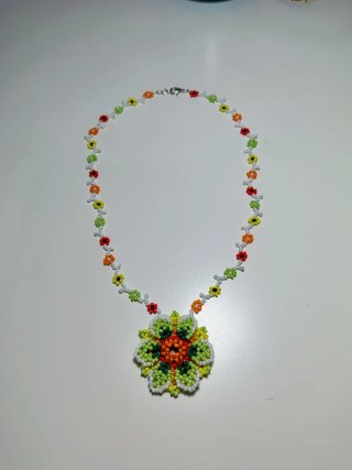 Collar reversible hecho a mano con flores
