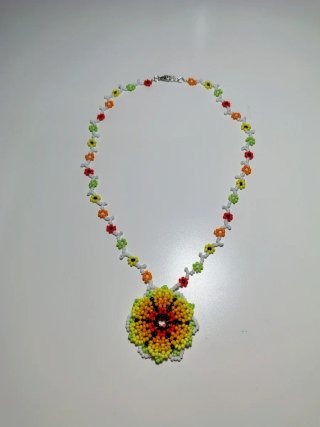 Collar reversible hecho a mano con flores