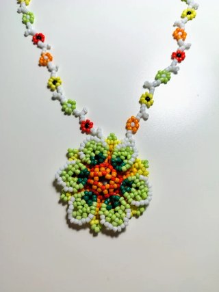 Collar reversible hecho a mano con flores