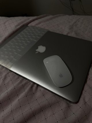 MacBook Pro Retina 15” i7 + Magic Mouse + Custodia