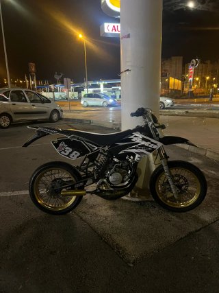 Beta RRT Supermotard Negra y Dorada