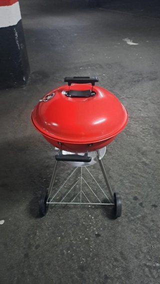 Barbacoa roja sin estrenar + carbón