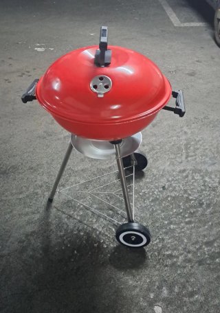 Barbacoa roja sin estrenar + carbón