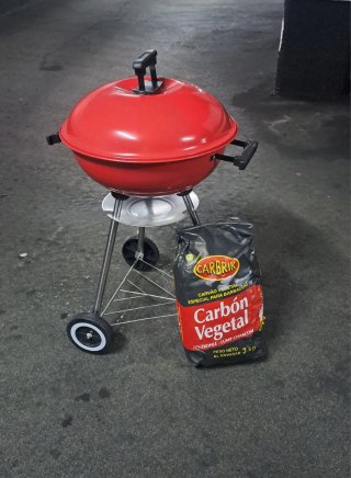 Barbacoa roja sin estrenar + carbón
