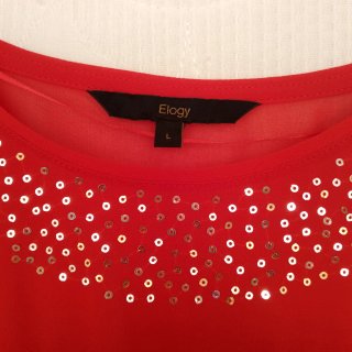 Blusa roja con lentejuelas