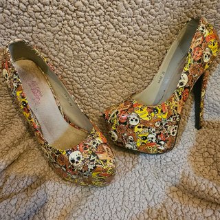 Zapatos de tacón con estampado de calaveras