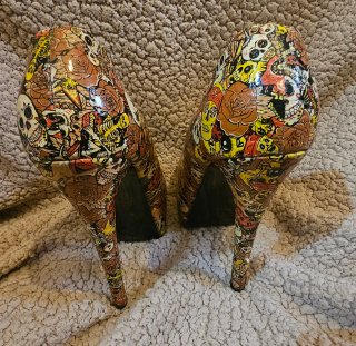 Zapatos de tacón con estampado de calaveras