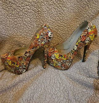 Zapatos de tacón con estampado de calaveras