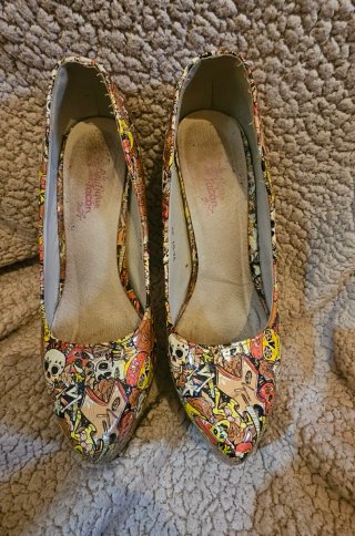 Zapatos de tacón con estampado de calaveras