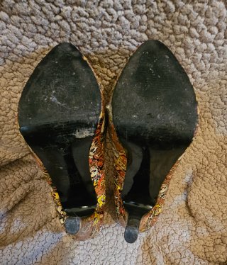 Zapatos de tacón con estampado de calaveras