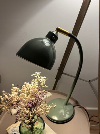 Lámpara de escritorio Ikea verde y dorada