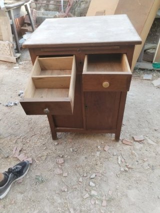 Antiguo curioso mueble escritorio de madera