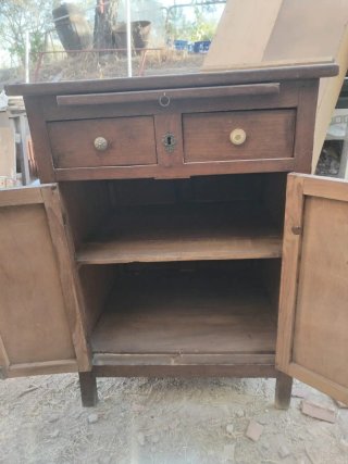 Antiguo curioso mueble escritorio de madera