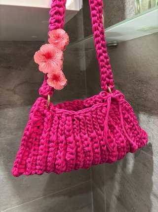 Bolso de crochet rosa hecho a mano