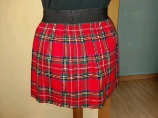 Minifalda escocesa roja y negra