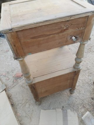 Mesita de noche antigua de madera