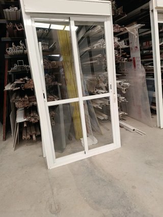 Ventana corredera de aluminio blanca con persiana