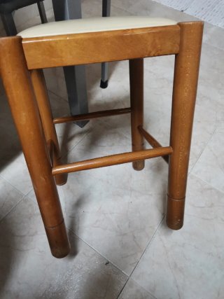 Taburete antiguo madera y piel beige