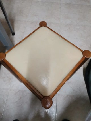 Taburete antiguo madera y piel beige