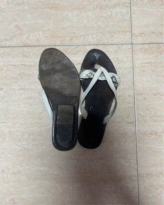 Elegantes sandalias planas negras y blancas