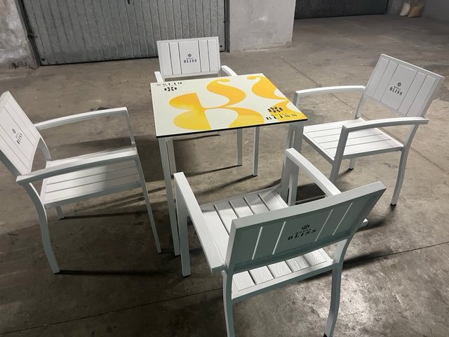 32 sillas y 8 mesas 20€/unidad