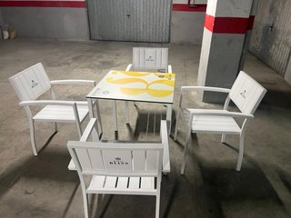 32 sillas y 8 mesas 20€/unidad