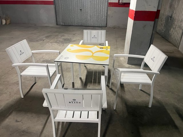 32 sillas y 8 mesas 20€/unidad