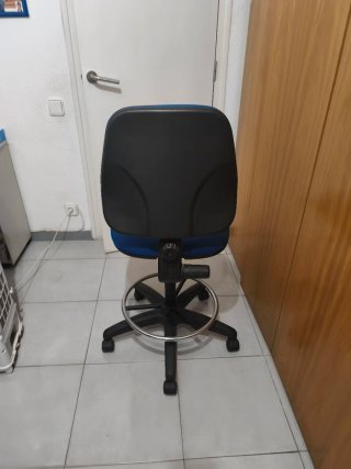 Silla de despacho giratoria regulable en altura.
