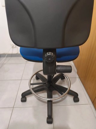 Silla de despacho giratoria regulable en altura.