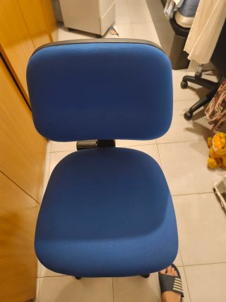 Silla de despacho giratoria regulable en altura.