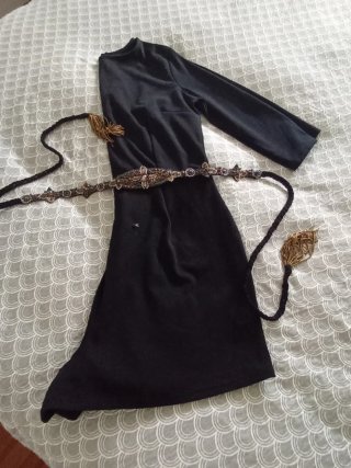 Mono Bershka negro con cinturón