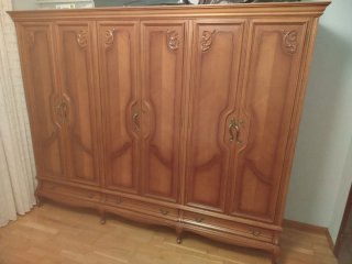 Armadio in legno massello con 6 porte