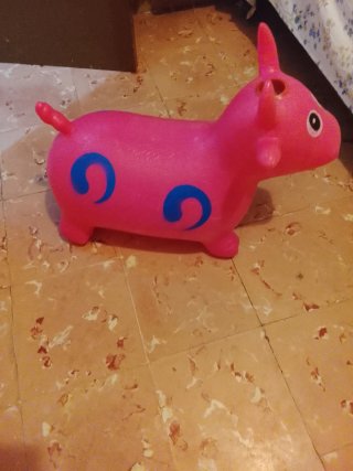 Toro inflable rosa para niños